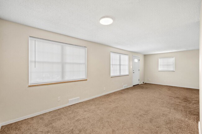 Building Photo - AVAILABLE FOR AUGUST 7TH!! Don't miss this FANTASTIC 1-bedroom in Penn Hills!
