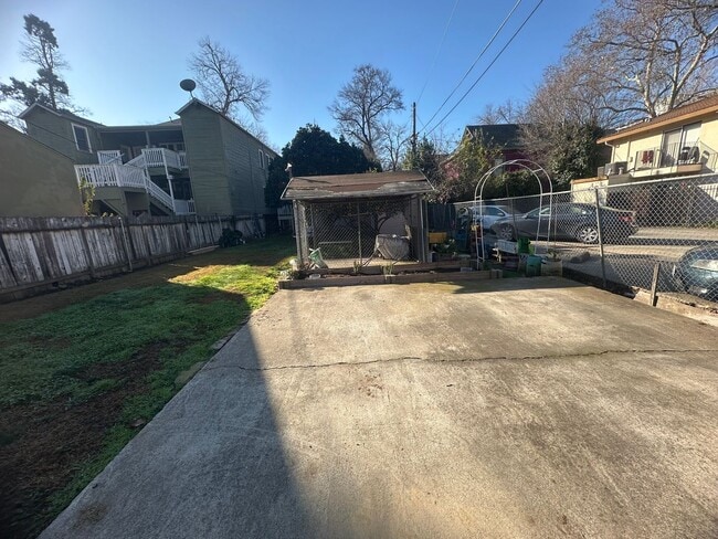 Building Photo - Updated 2 Bedroom with Office and Yard in the Heart of Midtown