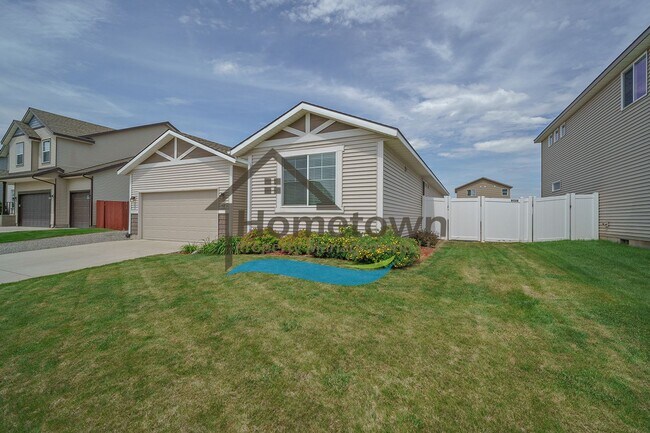 Building Photo - 3 Bedroom 2 Bathroom Home with Attached 2 ...