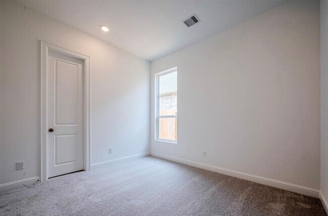 Building Photo - 6715 Iron Clover Dr