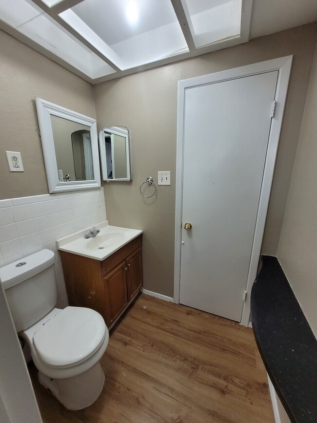 Building Photo - 4 bed 1.5 bath move in ready