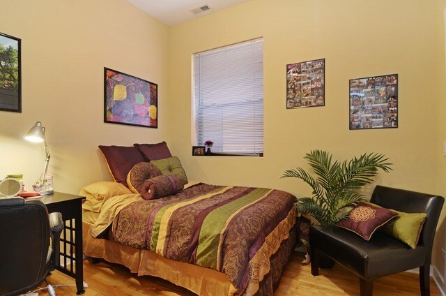 Building Photo - Available August 12th - 3 bed 2 bath Wicker Park