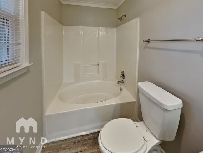 Building Photo - 5801 Meadowview Rd