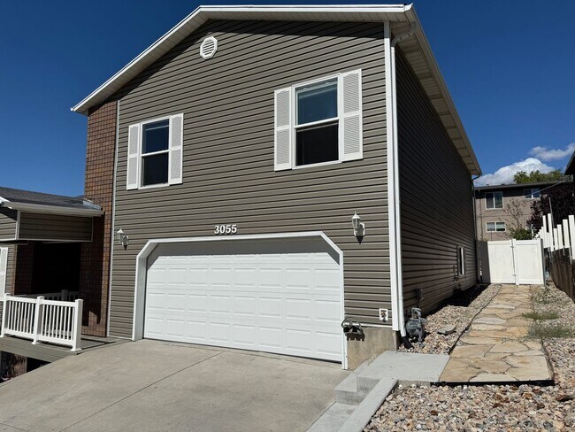 Building Photo - 3 Bedroom Home in Holladay Available August 1st