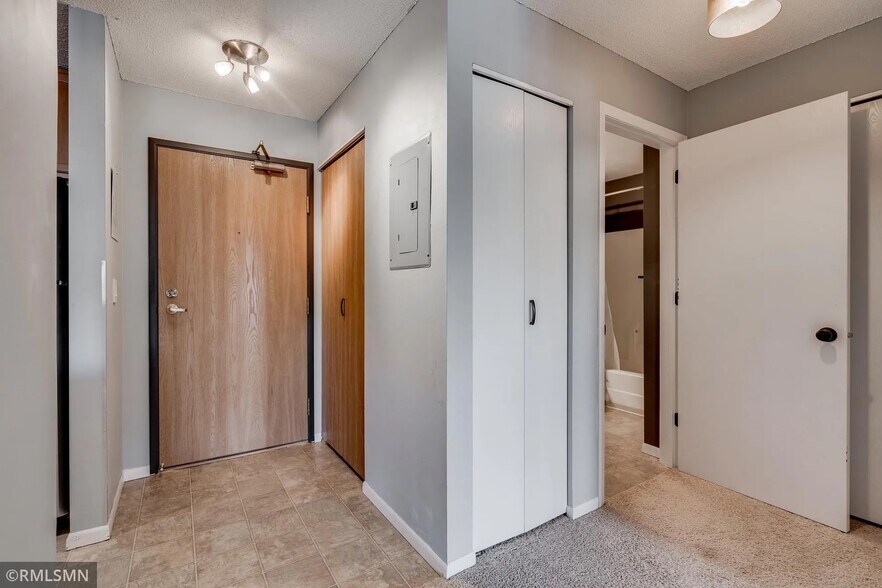 Building Photo - 720 3rd Ave NE