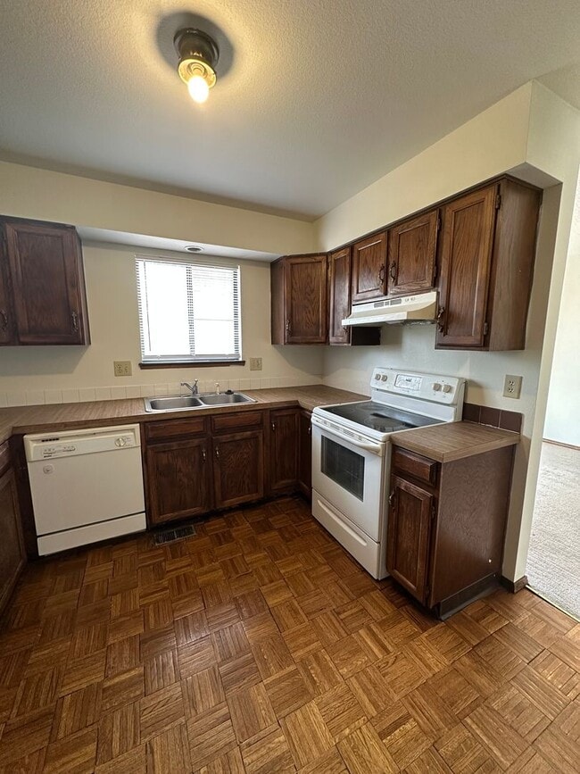 Building Photo - Lovely 4 bedroom house avail now