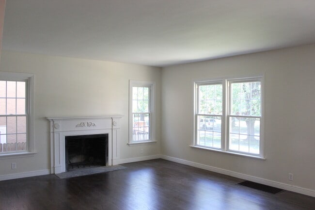 Building Photo - 1018 S Evergreen Ave