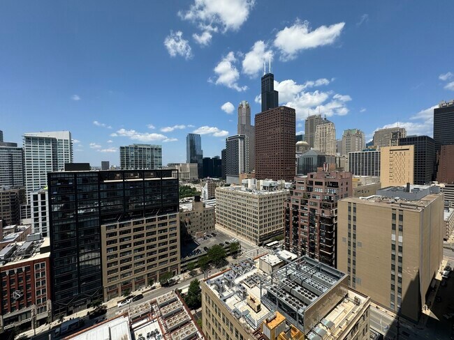 Building Photo - 600 S Dearborn St