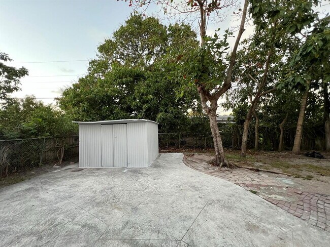 Building Photo - 285 NE 43rd St