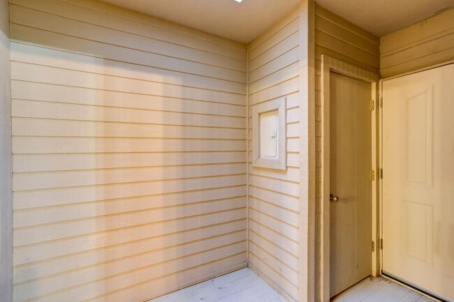 Building Photo - Condo in Montana Villas!