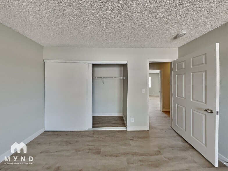 Building Photo - 5817 W Robin Ln