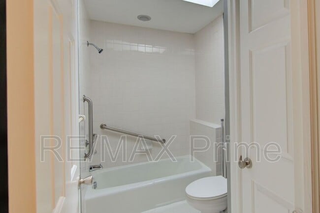 Building Photo - 1229 Llewellyn Ave