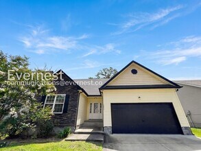 Building Photo - Limited Time Special Offer / 3 Bed, 2 Bath Home with Garage / Pet-Friendly / Vouchers Accepted / ...