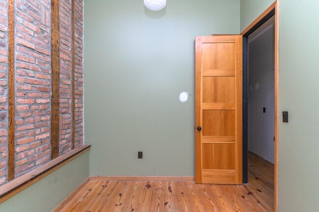 Building Photo - 208 Starr St