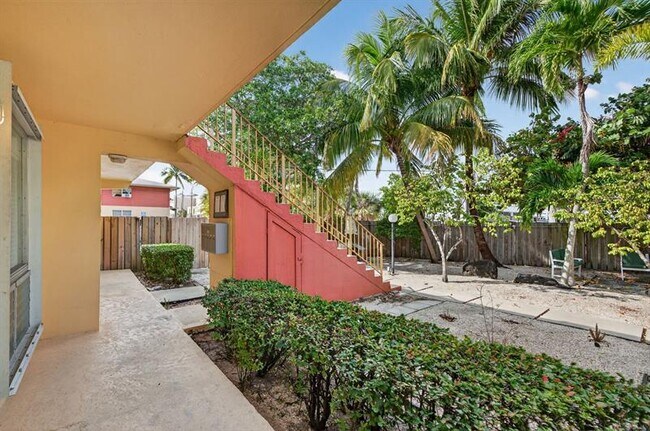 Building Photo - 2624 NE 30th Pl