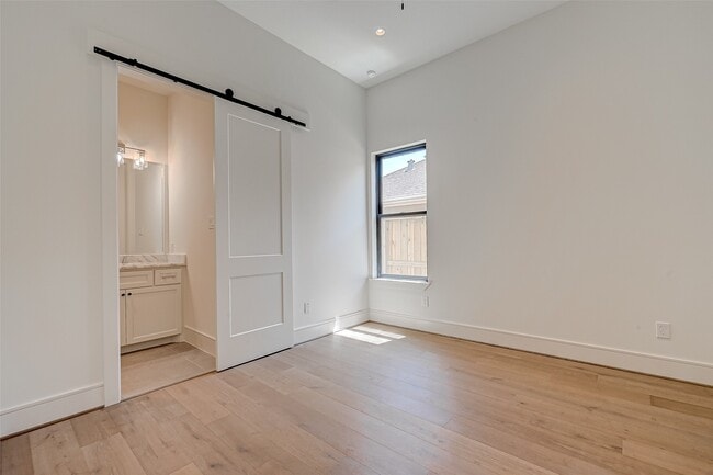 Building Photo - 1506 W 43rd St
