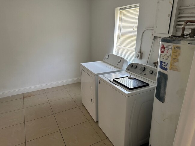 Building Photo - 4 bed 2 bath plus a den, could be a 5th bed.