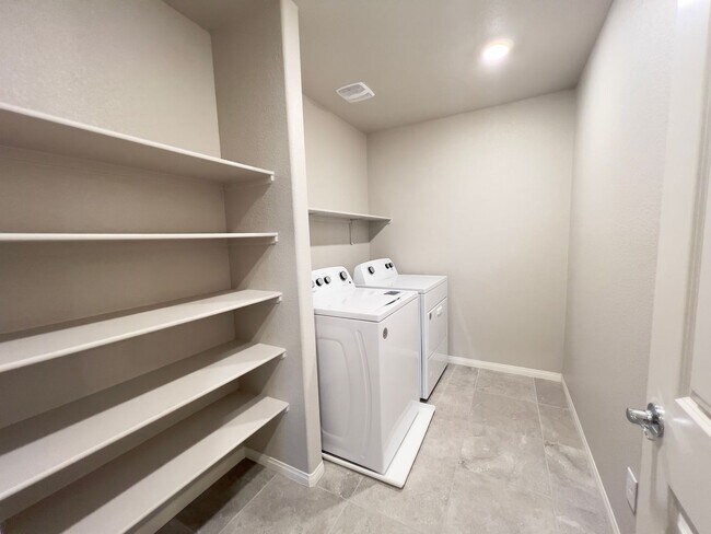 Building Photo - 4 bedroom, 2.5 bathroom home located in North West, Las Vegas
