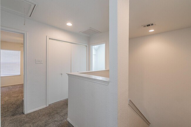 Building Photo - Newly Remolded in Lakewood-walking distance to the lake