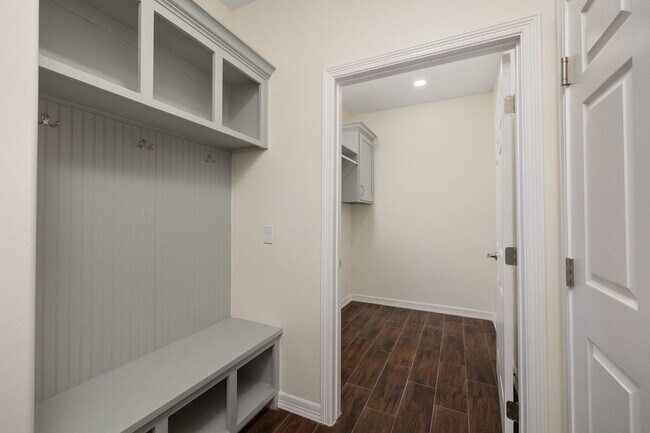 Building Photo - 3125 Fairway Dr