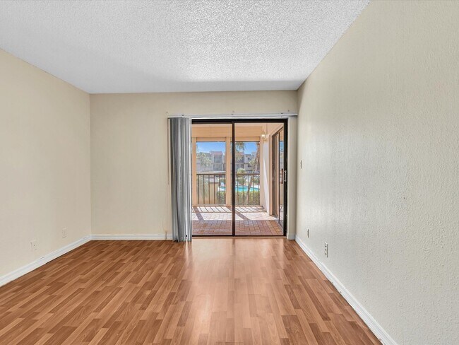 Building Photo - 220 Lakeview Dr