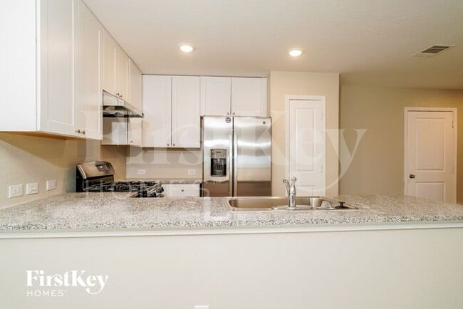 Building Photo - 10703 Vinateros Dr