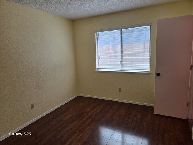 Building Photo - Three Bedroom Two Bathroom Home in Antelope