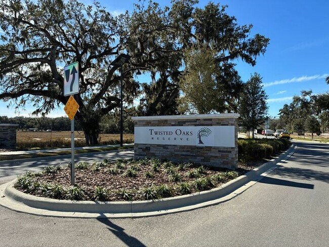 Building Photo - 3 Bedroom, 2.5 Bath Townhome