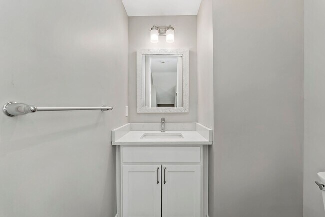 Building Photo - $1,000 MOVE-IN CREDIT!