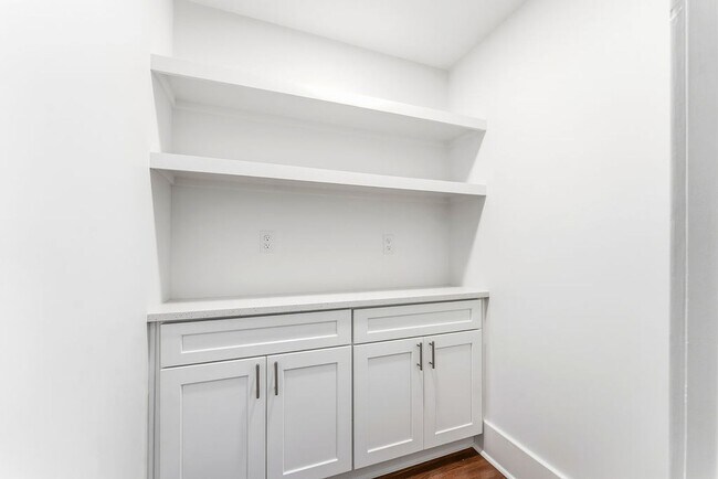 Building Photo - 601 E Delmar St