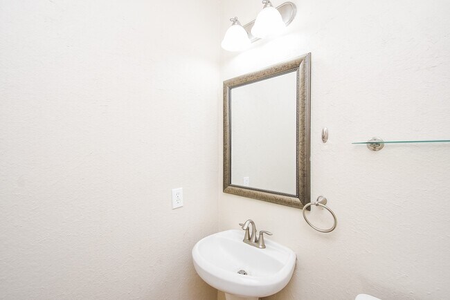 Building Photo - 6203 Ledger Ln