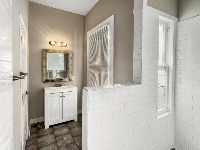 Building Photo - 1012 E Park Ave