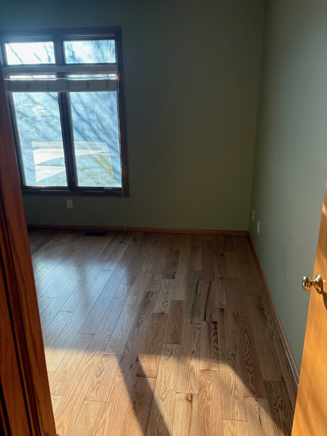 Guest bedroom - Main level - 2804 Porter Ridge Rd