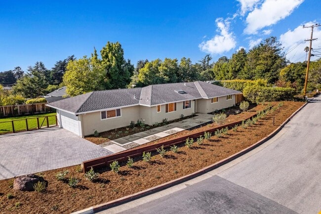 Building Photo - 880 Pinehurst Dr