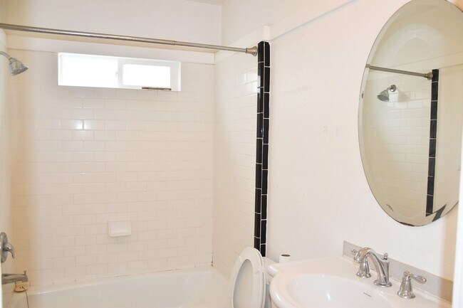 Building Photo - Palm (817-819)