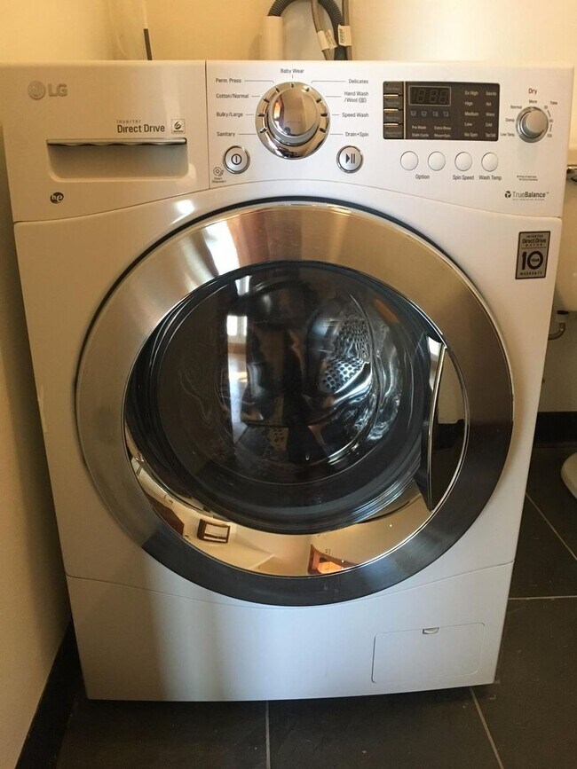 Building Photo - Large studio loft with laundry in unit