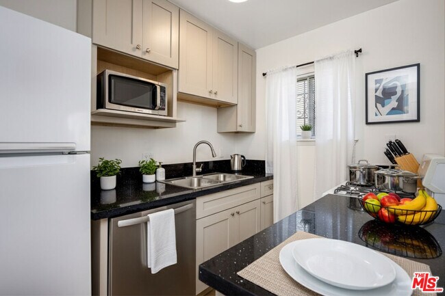 Building Photo - 3620 S Budlong Ave