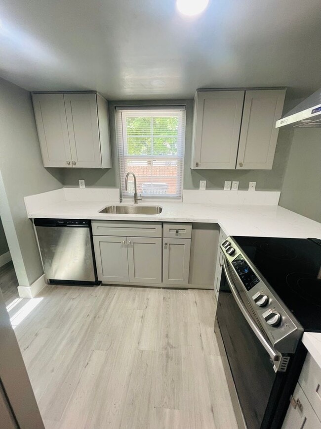 Building Photo - Completely Renovated 2-Bed/1.5 Bath Condo ...