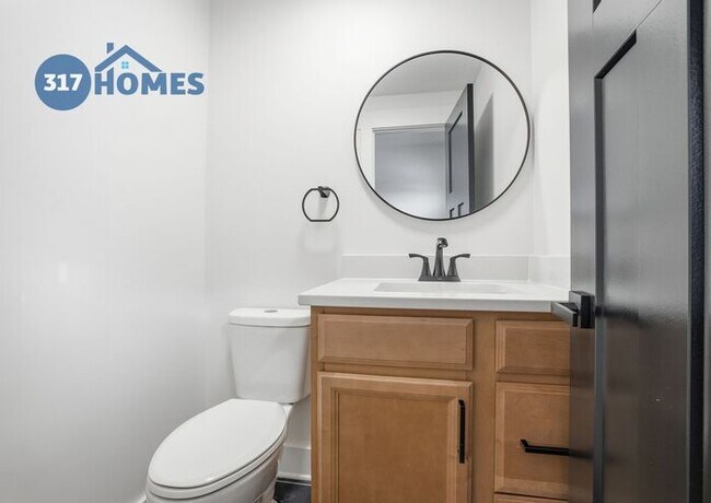 Building Photo - Modern 3 Bedroom Townhome with Skyline Views in Holy Cross