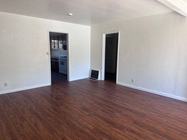 Building Photo - Charming Two Bedroom / One Bath Home! Very Spacious W/ Tons of Character!