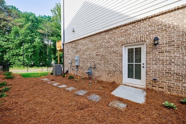 Building Photo - 171 Basil St