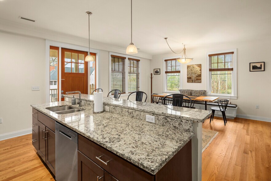 Building Photo - 279 E Chestnut St