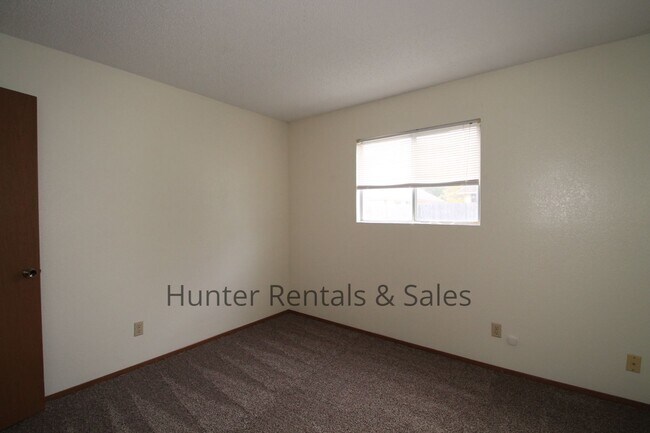 Building Photo - Willowsprings Two Bedroom Cutie!