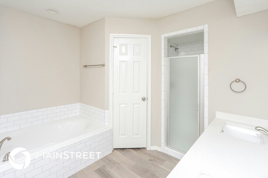 Building Photo - 3652 Village Green Dr