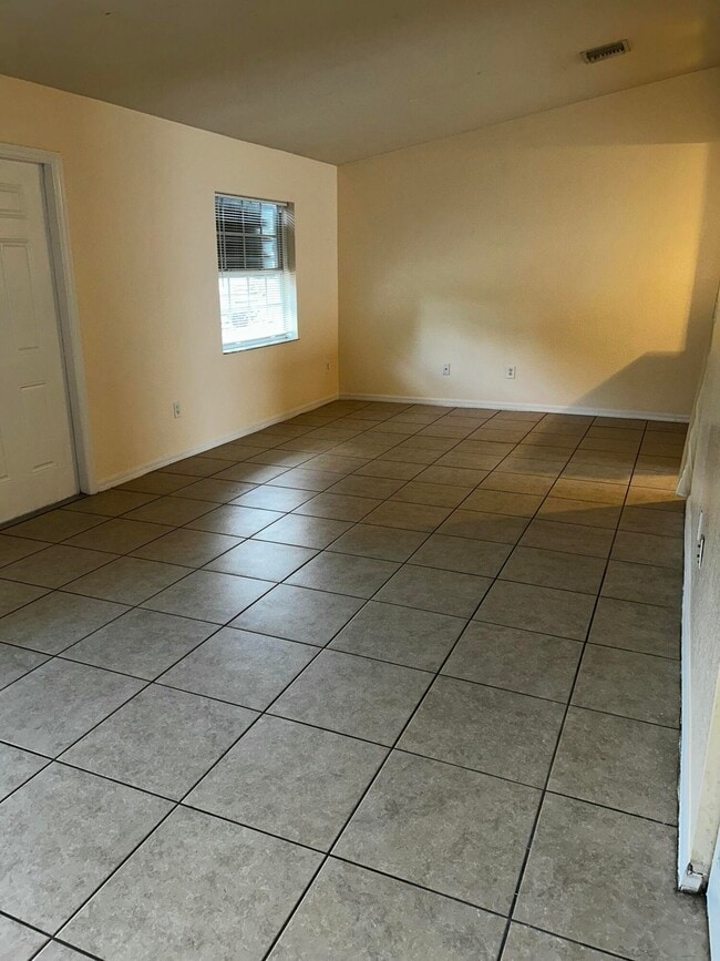 Building Photo - 2225 Laura Ln