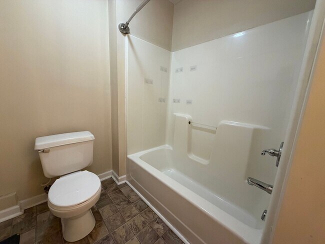 Building Photo - 3 or 4 Bedroom / 3.5 Bath Condo Kingsport, TN 37663