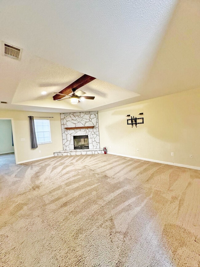 Building Photo - 714 Robin Hood Dr