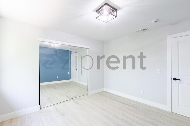 Building Photo - Unit