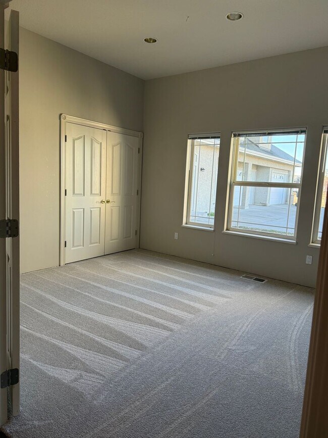 Building Photo - Spacious Redmond Estate on 14 Acres – 4,300+ Sq Ft, Pastures, 4-Car Garage