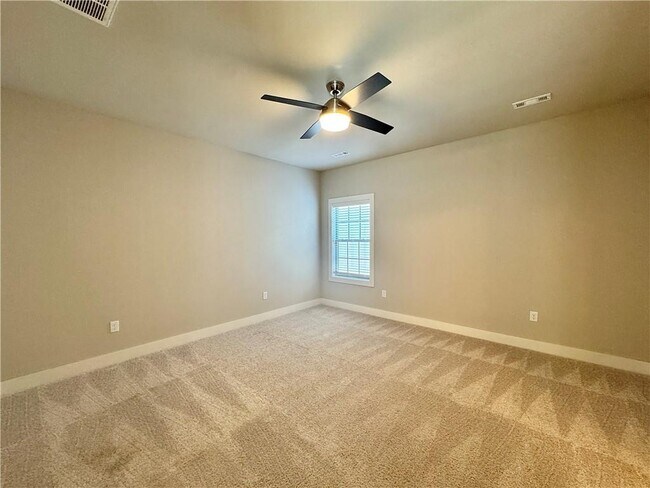 Building Photo - 811 NE Hts Ln